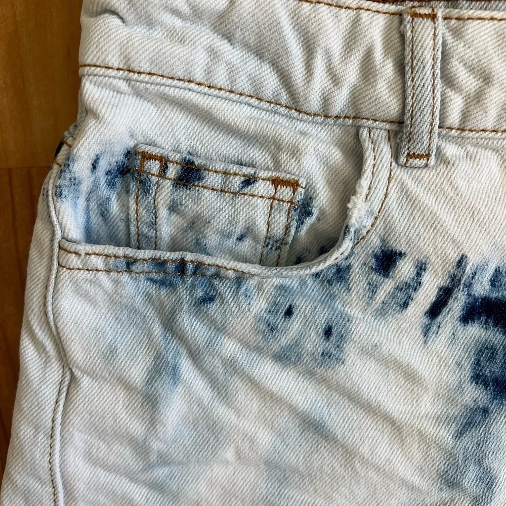 Zara Blue and White Tie Dye Distressed Jean Shorts High Waisted sz 4
